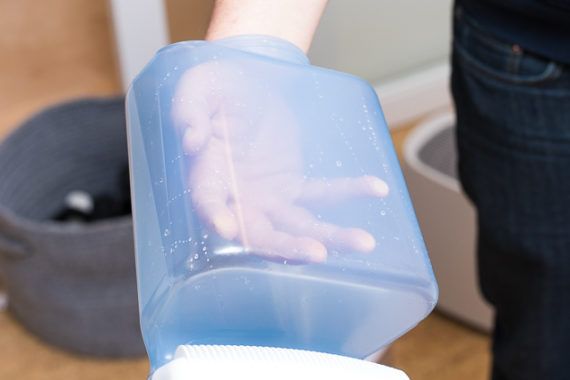 Cleaning humidifier with hand